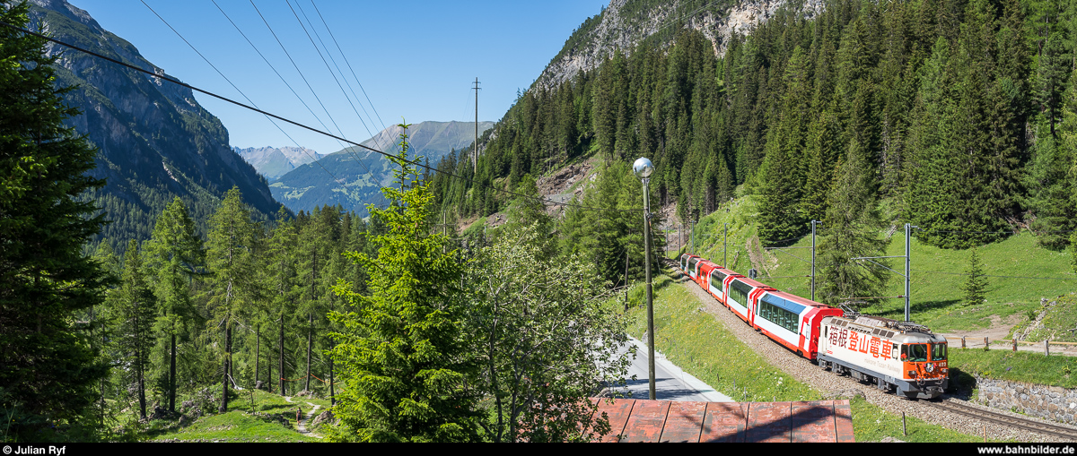 RhB Ge 4/4 II 622 mit Glacier Express am 7. Juli 2020 bei Naz.