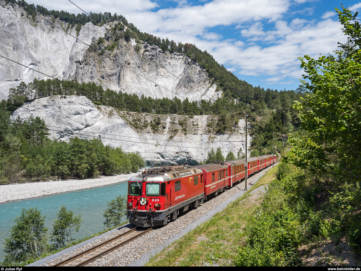 RhB Ge 4/4 II 625  Küblis  mit RE Scuol-Tarasp - Disentis-Mustèr am 5. Juli 2020 bei Versam-Safien.