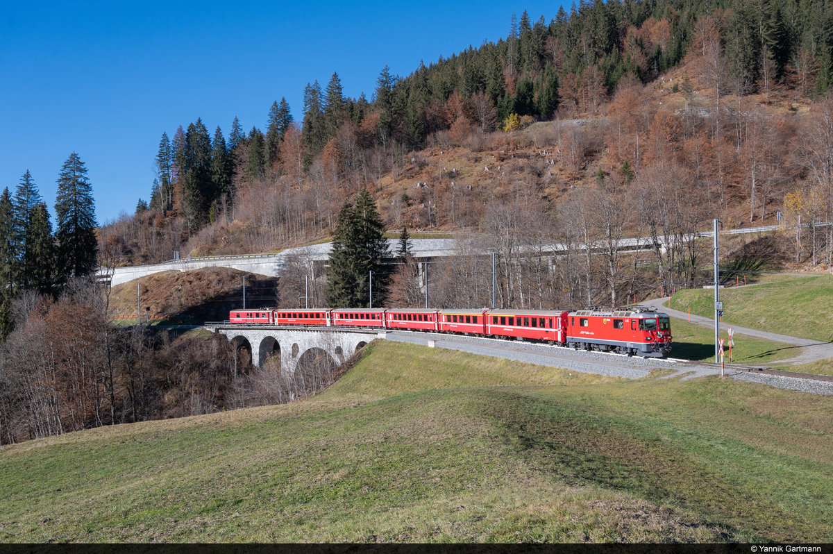 RhB Ge 4/4 II 625  Küblis  ist mit dem Engadin Star RE 1343 von Landquart nach St. Moritz unterwegs und wurde hier am 14.11.2020 von mir in Serneus aufgenommen.