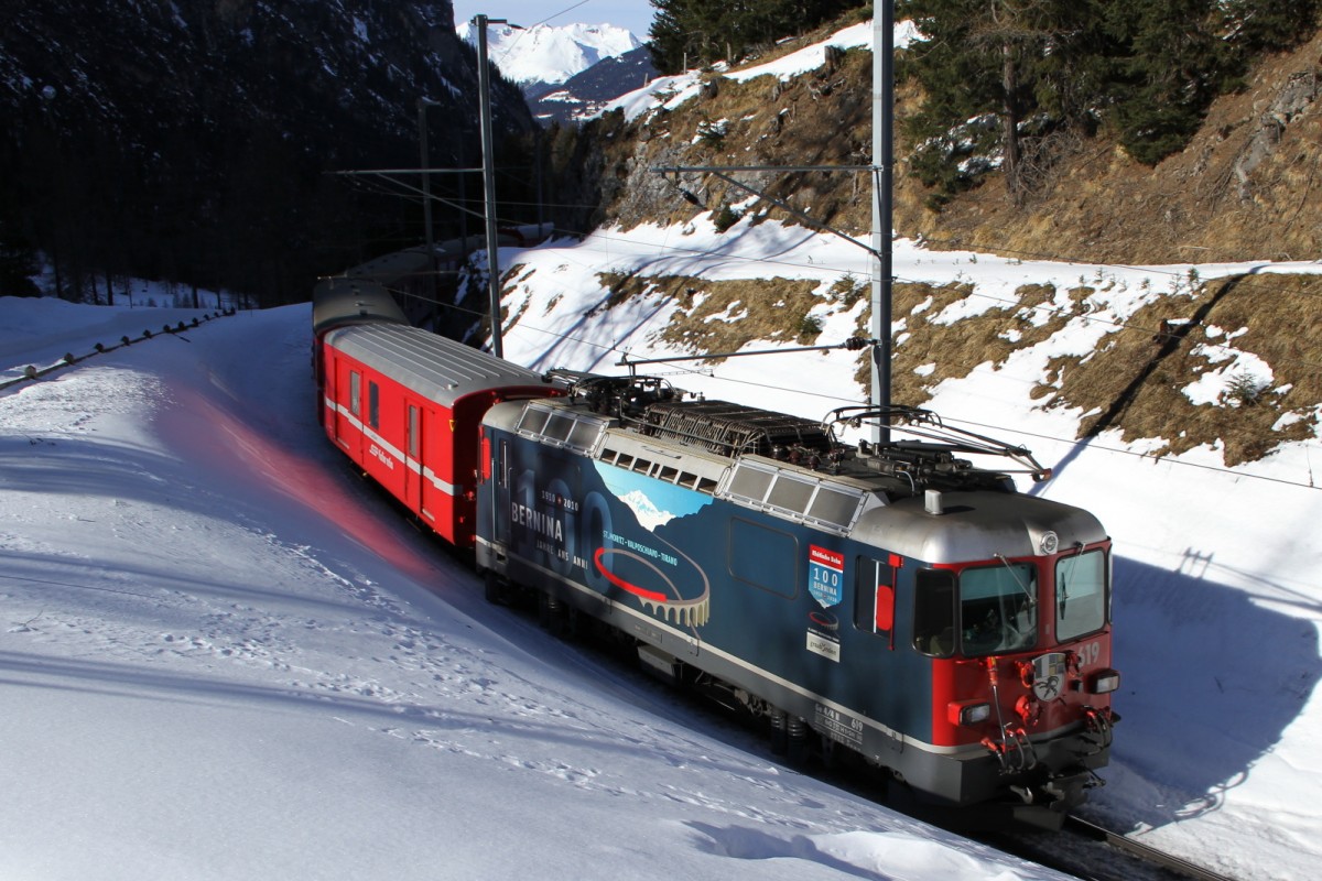 RhB Ge 4/4 II 629 von Bergün nach Preda auf der Albulastrecke. Diese Strecke kann man auch umgekehrt mit dem Schlitten herunterfahren. Ein extra für die Rodler eingerichtet Sonderzug mit dem Namen  Schlittelzug  transportiert die Touris wieder zur Startposition. Bild von der Rodel Rodelbahn am 07.03.2015