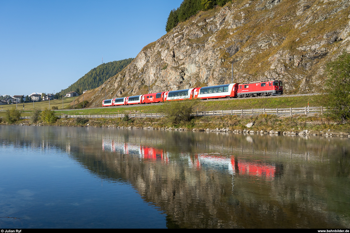 RhB Ge 4/4 II 632  Zizers  mit Glacier Express am 10. Oktober 2020 am Inn zwischen Celerina und Samedan.
