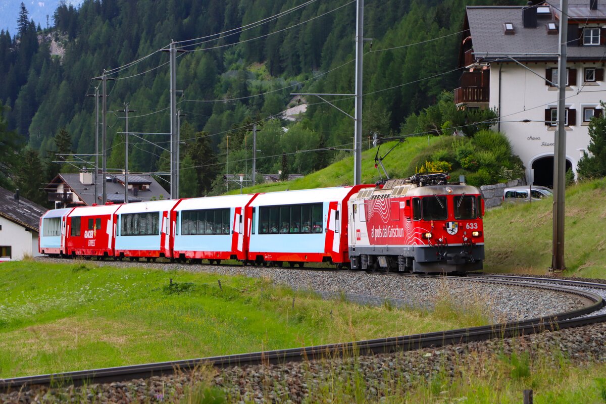 RHB Ge 4/4 II  633 mit dem Glacier Express am 06.07.26 in  Berg�n  
