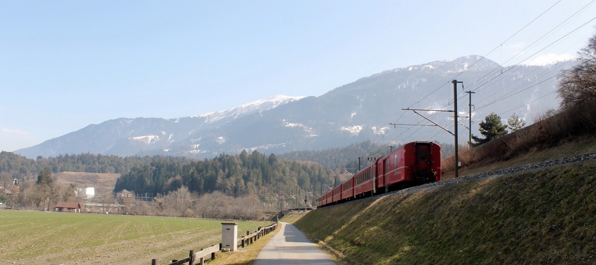 RhB Ge 4/4 II 633 mit RE 1245 Disentis-Muster - Chur - Scoul-Tarasp kurz vor Bhf Reichenau-Tamins (12.03.15)