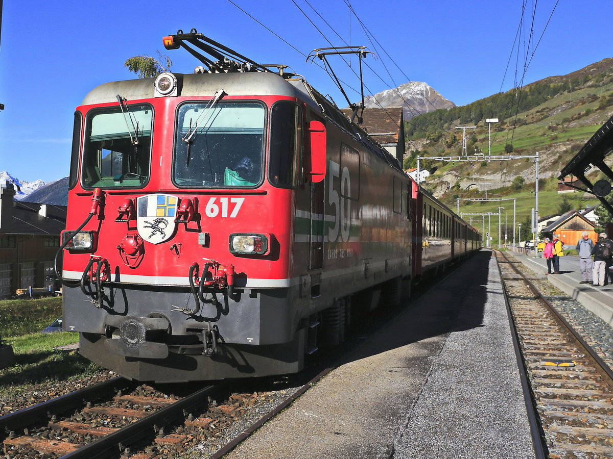 Rhb Ge 4/4 II Nr. 617 „LGB“ in Ardez am 12. Oktober 2019.