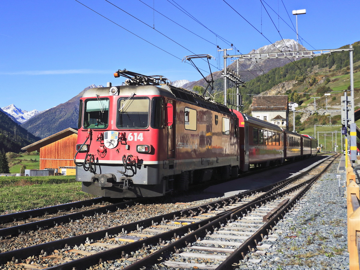 Rhb Ge 4/4 II Nr. 614 steht im Bahnhof in Ardez am 12. Oktober 2019