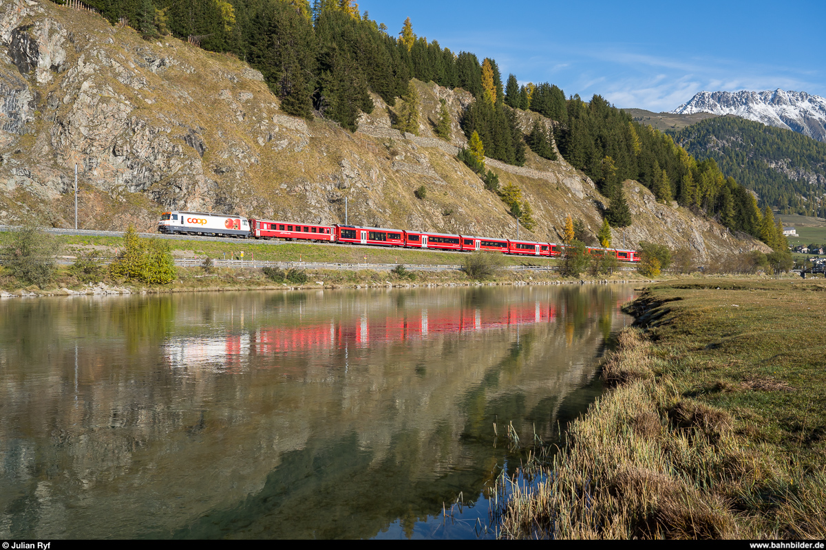 RhB Ge 4/4 III 641  Maienfeld  mit IR Chur - St. Moritz am 10. Oktober 2020 am Inn zwischen Samedan und Celerina.
