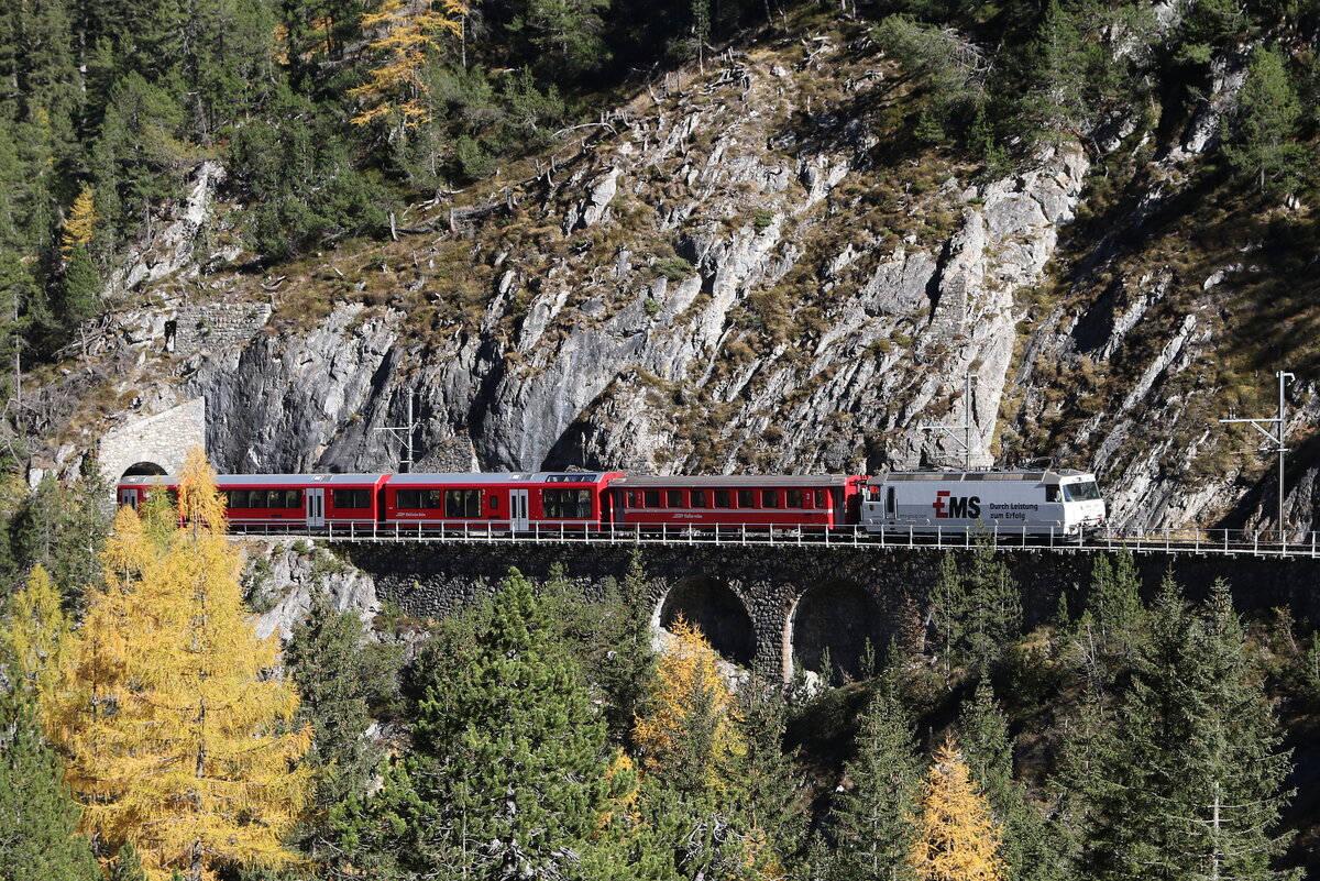 RhB Ge 4/4 III 643  EMS  auf dem Weg zum Albulatunnel am 27. Oktober 2021 bei  Muot .