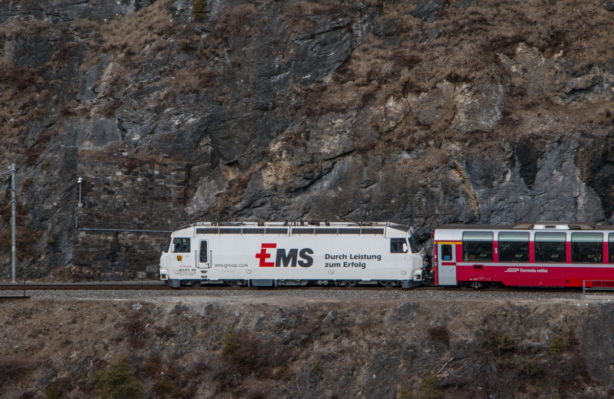 RhB Ge 4/4 III 643  Ems  mit dem RE nach Chur kurz nach dem Landwasserviadukt und somit auch kurz vor dem Schmittentobel-Viadukt. 28.02.2016