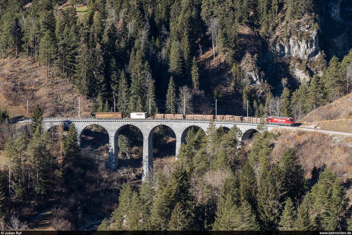 RhB Ge 4/4 III 644 mit Güterzug Chur - Samedan am 26. November 2020 auf dem Schmittentobelviadukt.