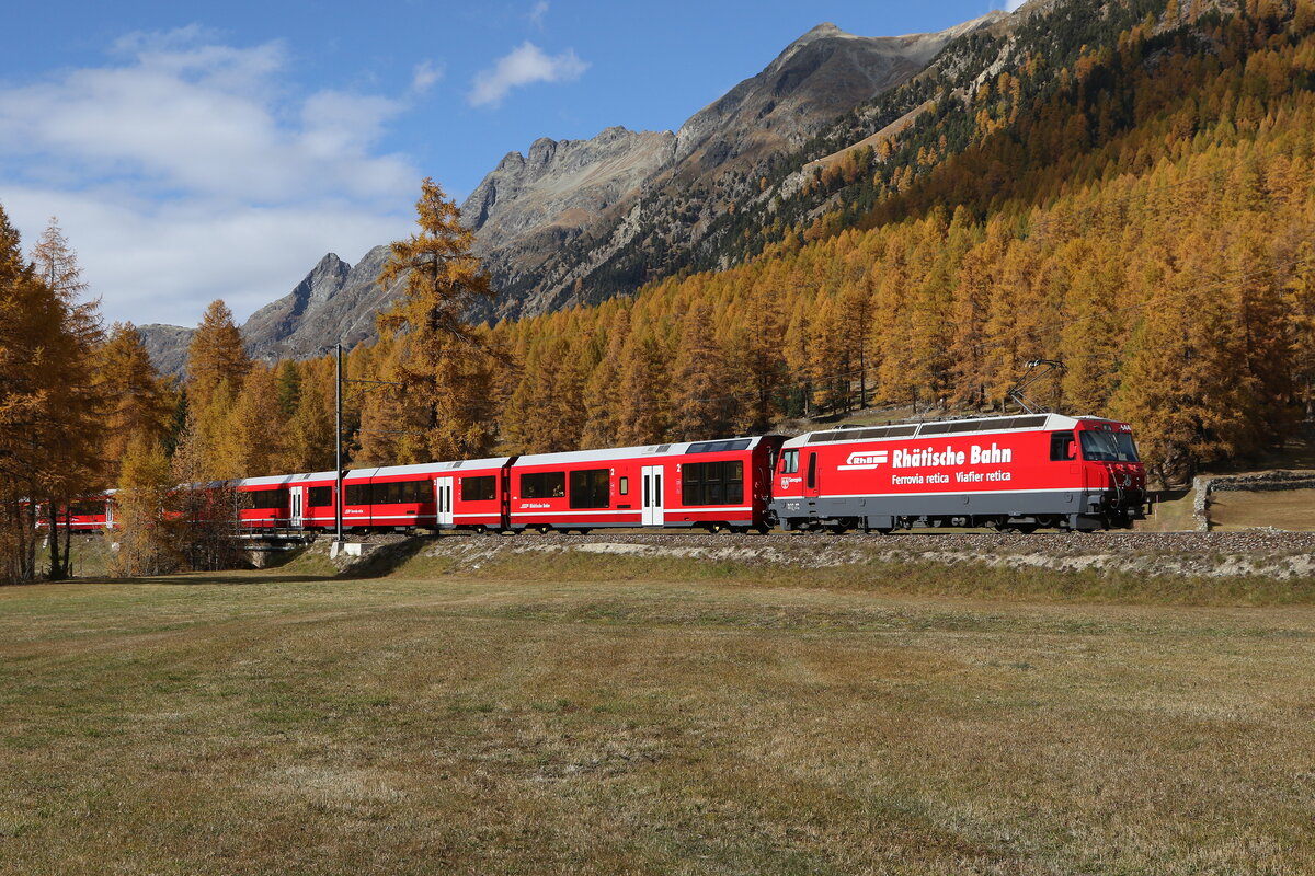 RhB Ge 4/4 III 644  Savognin  am 26. Oktober 2021 bei Bever.