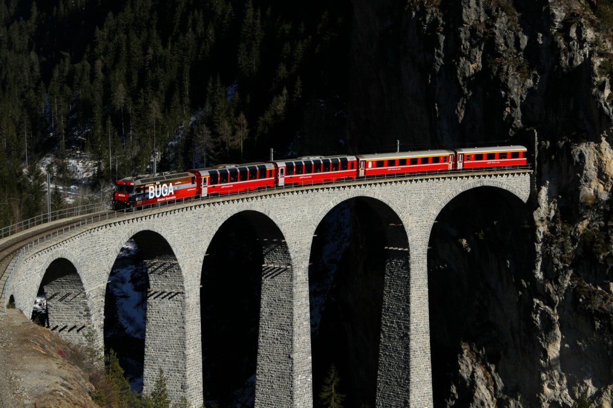 RhB Ge 4/4 III 644 „BÜGA“ von St.Moritz - Chur auf dem Viadukt.