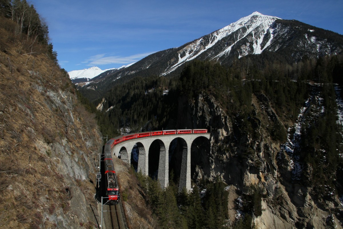 RhB Ge 4/4 III 644 „BÜGA“ von St.Moritz - Chur auf dem Viadukt mit gesamter Kulisse.