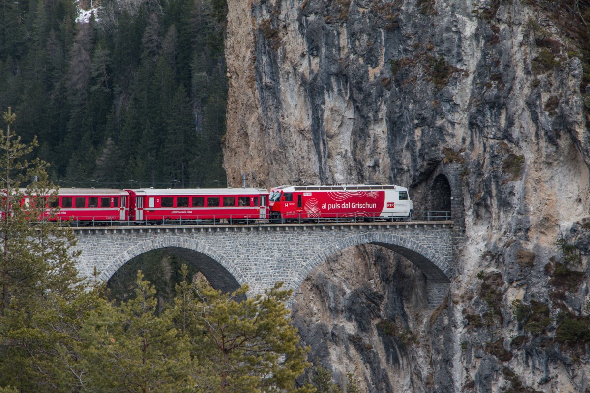 RhB Ge 4/4 III 645  RTR  mit dem RE Chur - St. Moritz auf dem Landwasserviadukt kurz vor Filisur. 28.02.2016