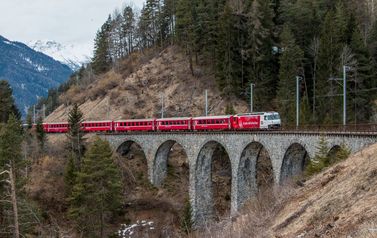 RhB Ge 4/4 III 645  RTR  mit dem RE Chur - St. Moritz auf dem Schmittentobel-Viadukt. 28.02.2016
