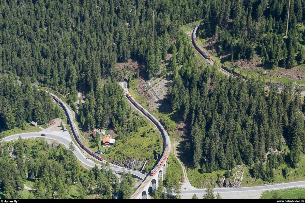 RhB Ge 4/4 III 646 mit IR Chur - St. Moritz am 20. August 2020 auf drei Stufen der Albulastrecke zwischen Bergün und Preda. Aufgenommen vom Aussichtspunkt Fallò / Signal. Die Idee für diese Montage stammt von Georg Trüb.