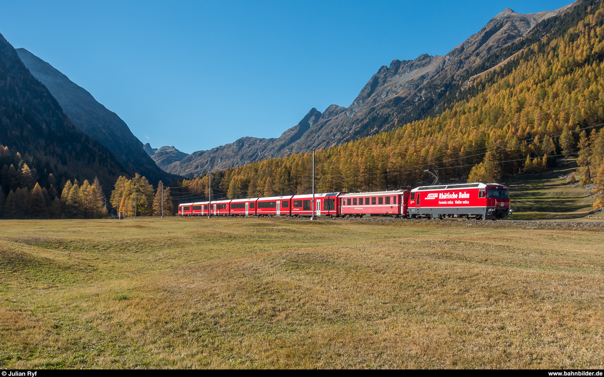 RhB Ge 4/4 III 647 mit IR Chur - St. Moritz am 20. Oktober 2018 bei Bever.
