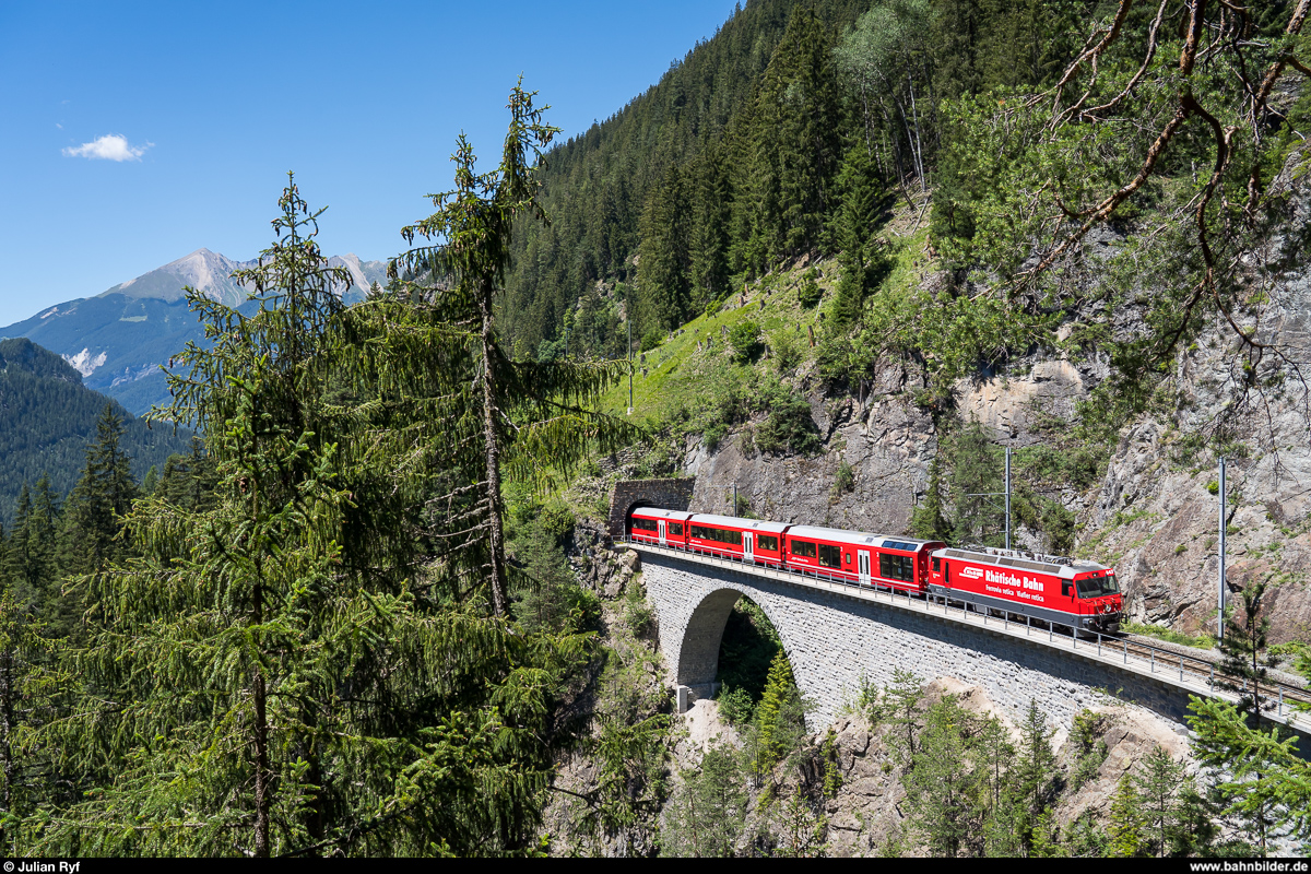 RhB Ge 4/4 III 647 mit IR Chur - St. Moritz am 7. Juli 2020 auf dem Stulsertobelviadukt.