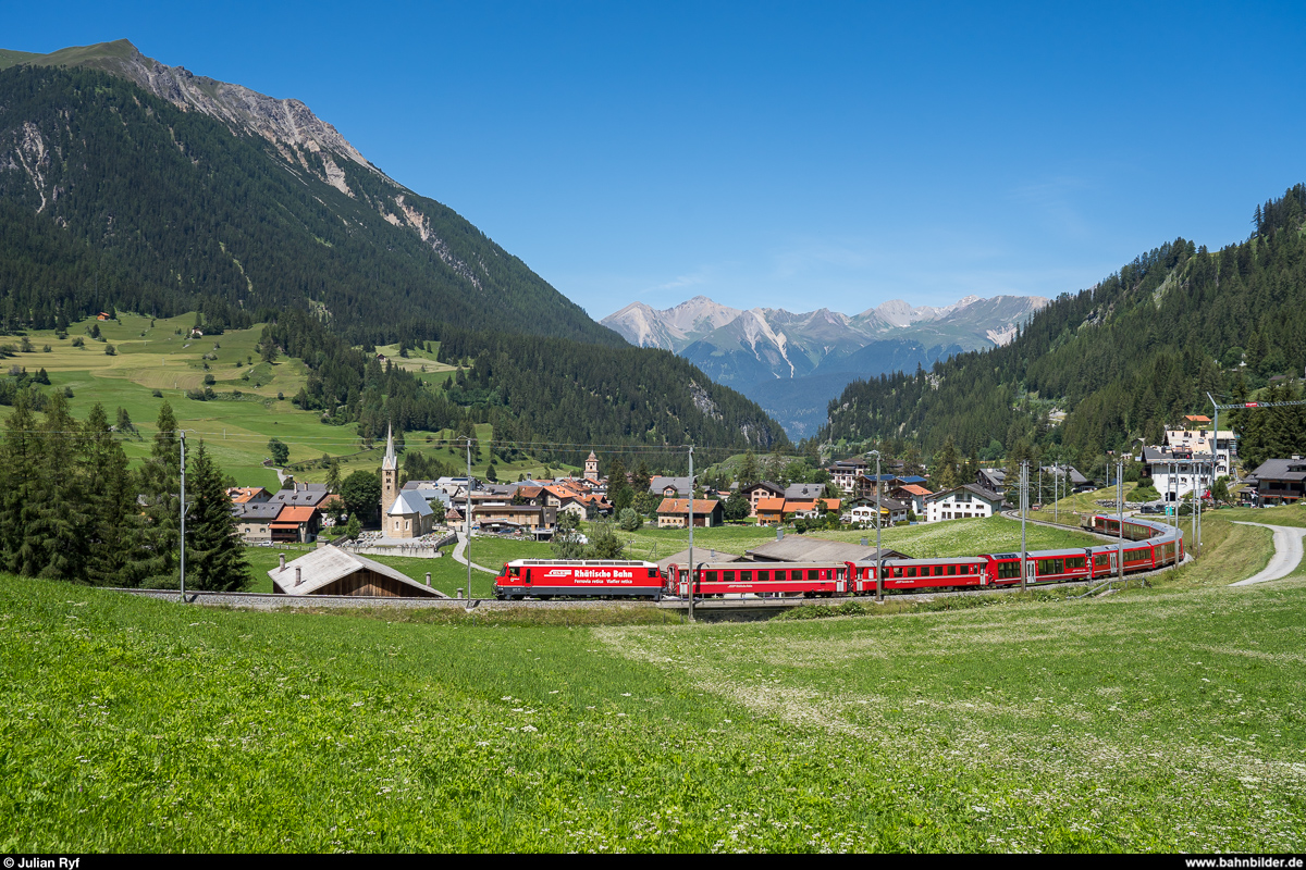 RhB Ge 4/4 III 647 mit IR Chur - St. Moritz am 8. Juli 2020 bei Bergün.
