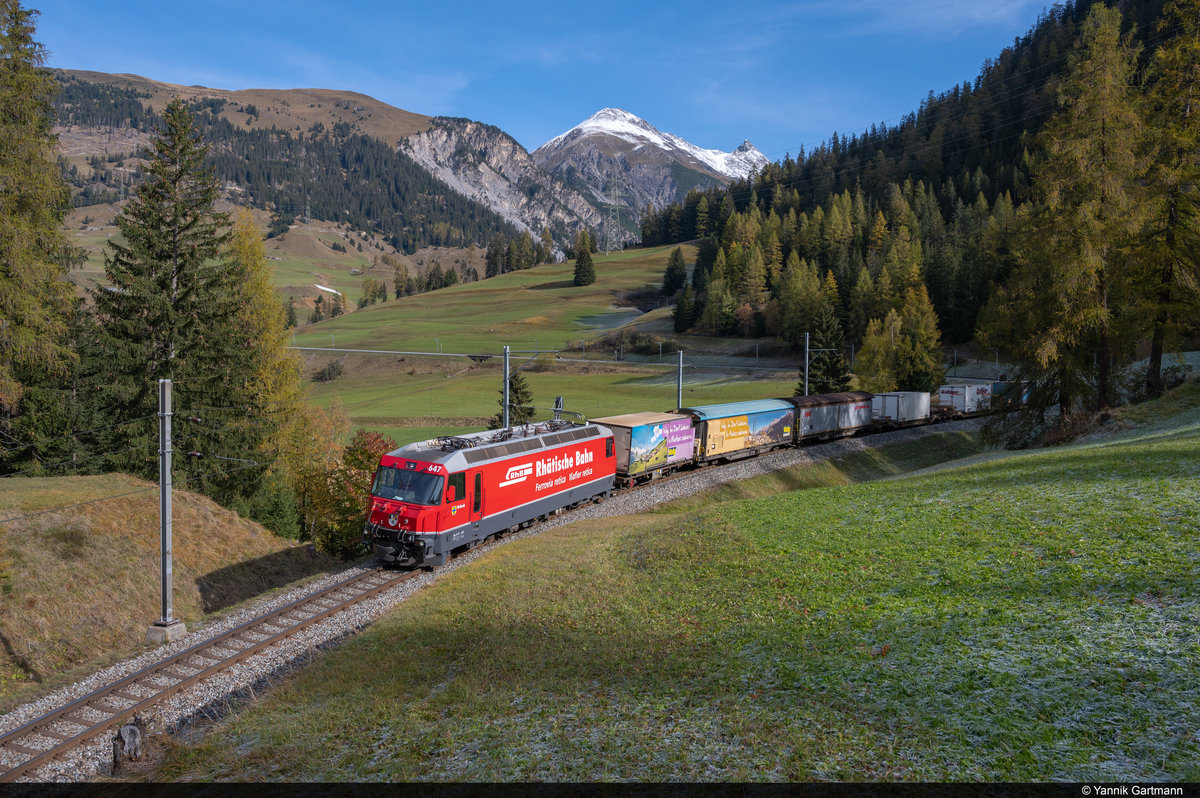 RhB Ge 4/4 III 647  Grüsch  ist mit dem verfrühten Güterzug 5140 von Pontresina nach Landquart am 19.10.2020 bei Bergün/Bravuogn aufgenommen worden.