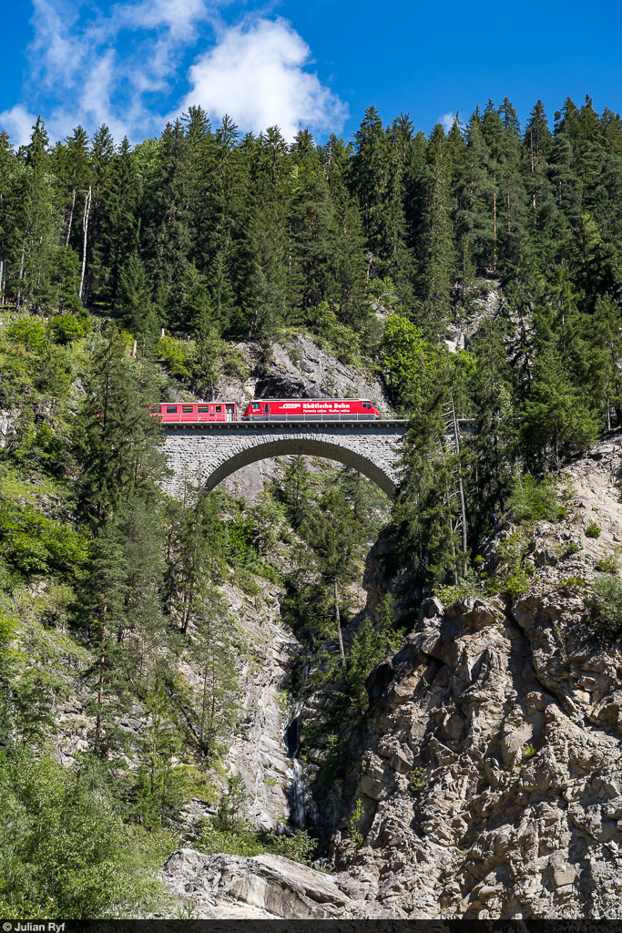 RhB Ge 4/4 III 647 / IR Chur - St. Moritz / Stulsertobel-Viadukt, 1. September 2021