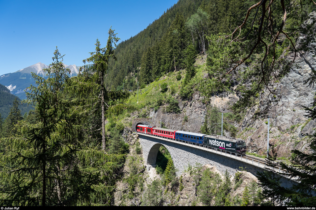 RhB Ge 4/4 III 648 mit IR Chur - St. Moritz am 7. Juli 2020 auf dem Stulsertobelviadukt.