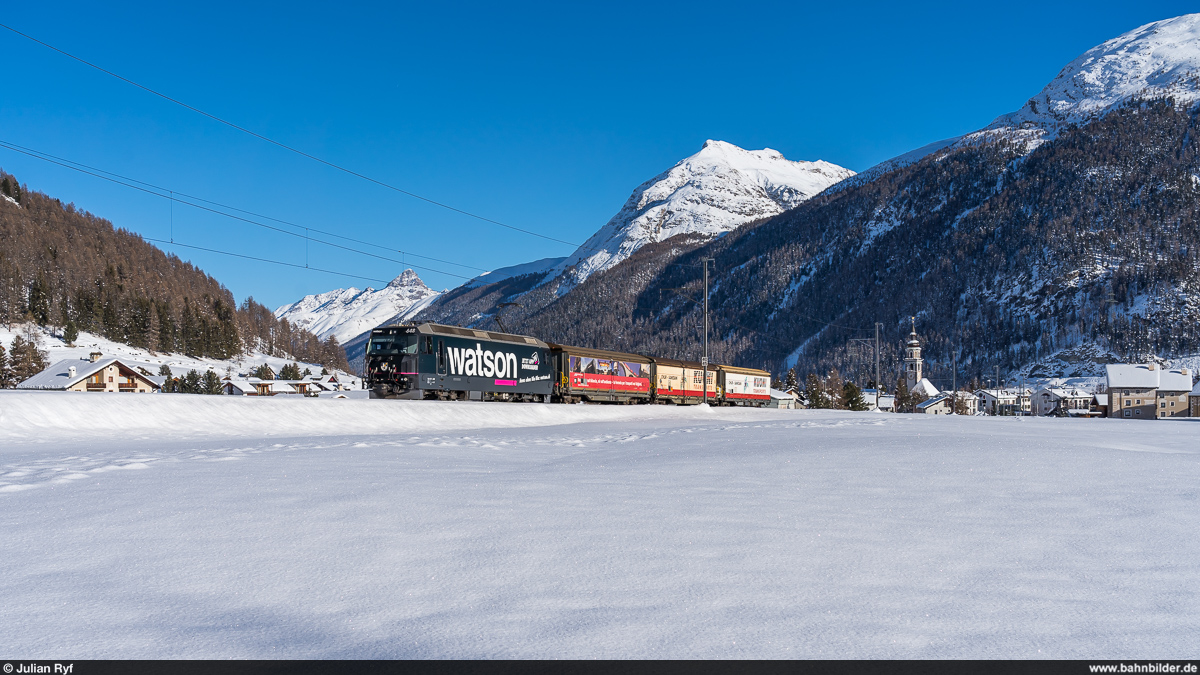 RhB Ge 4/4 III 648 mit Güterzug Samedan - Chur am 18. Dezember 2020 bei Bever.
