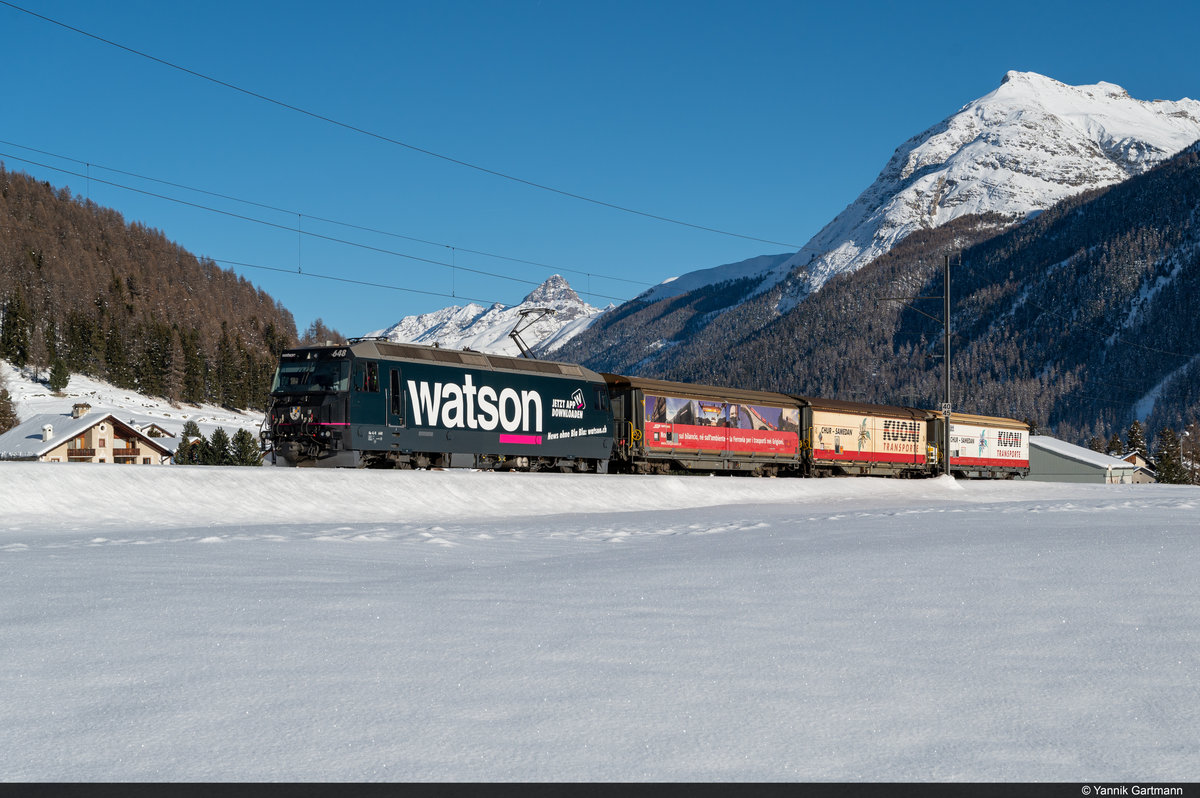 RhB Ge 4/4 III 648 ist am 18.12.2020 mit dem GZ 5152 von St. Moritz nach Chur GB unterwegs und konnte hier am Eingang des Val Bevers bei Schnee aufgenommen werden.