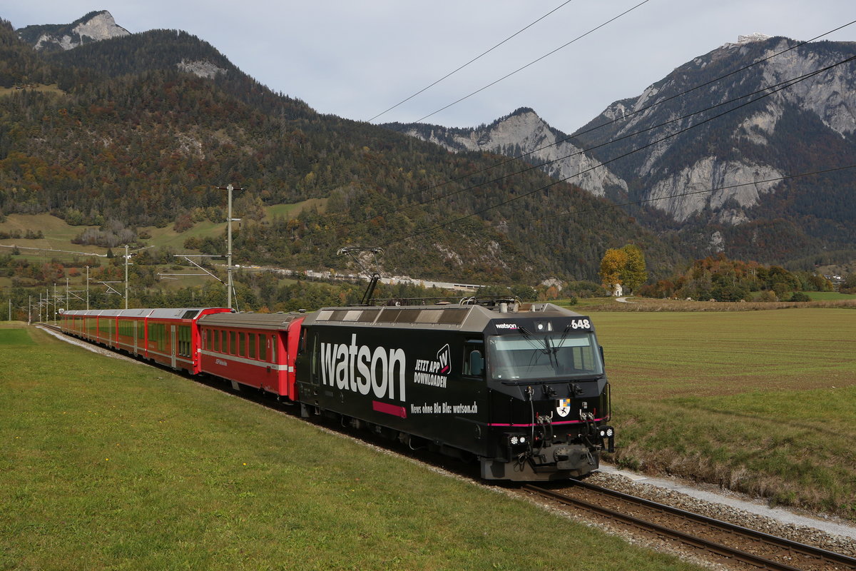RhB Ge 4/4 III 648  WATSON  war am 20. Oktober 2020 bei Bonaduz in Richtung St. Moritz unterwegs.