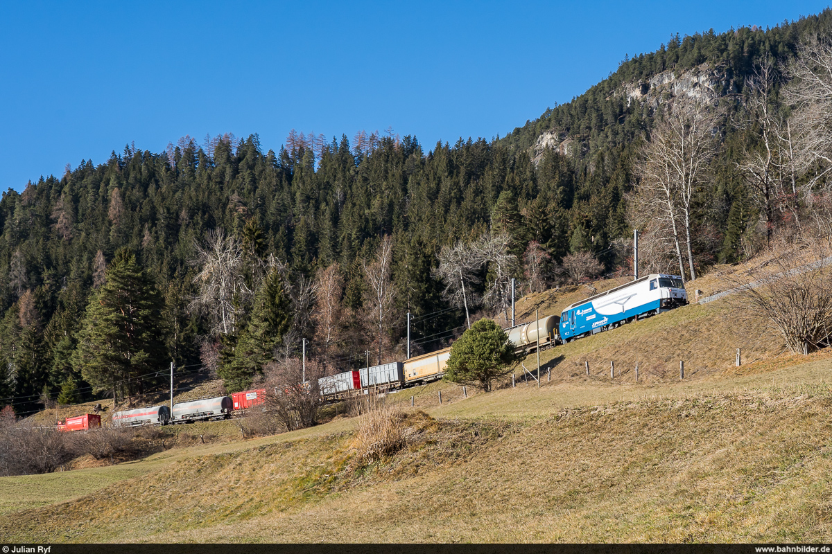 RhB Ge 4/4 III 649 mit Güterzug Chur - Samedan am 26. November 2020 zwischen Alvaneu und Filisur.
