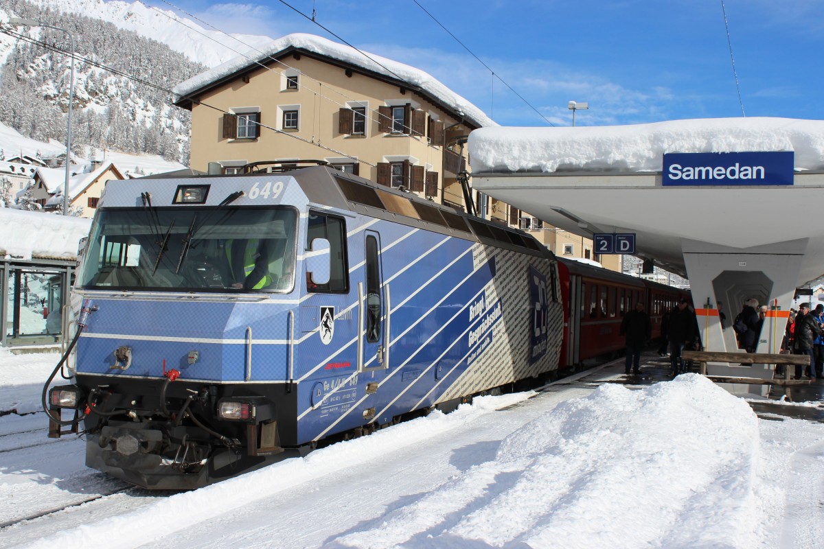 RhB Ge 4/4 III 649  Lavin  mit 20Minuten-Werbung und dem RE nach St. Moritz in Samedan. 08.02.2014