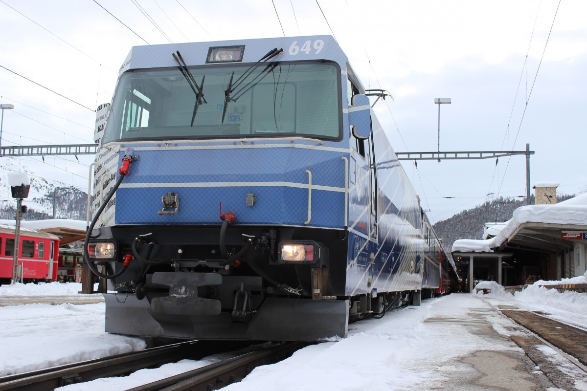 RhB Ge 4/4 III 649  Lavin  mit 20Minuten-Werbung und dem RE nach Chur in St. Moritz. 14.02.2014