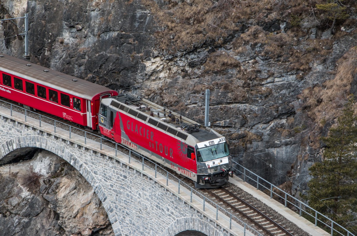RhB Ge 4/4 III 651  Glacier on Tour  mit dem RE Chur - St. Moritz auf dem Landwasserviadukt. 28.02.2016
