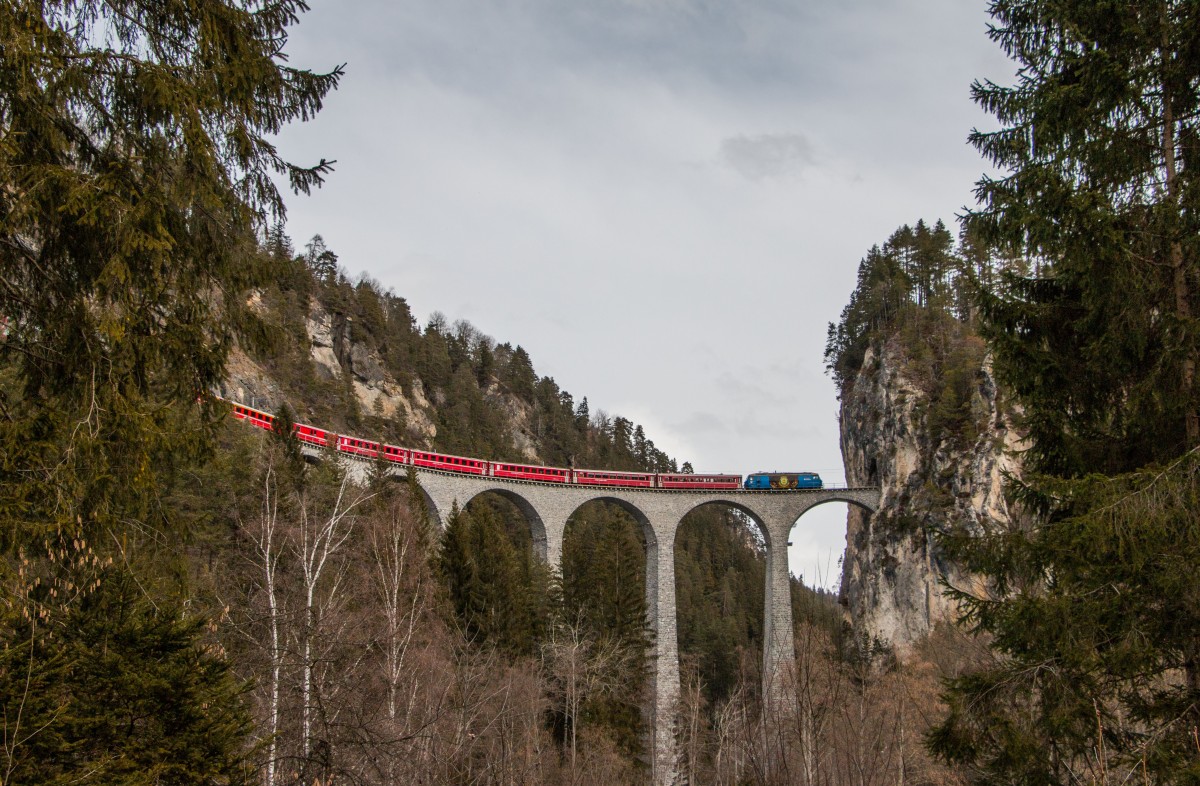 RhB Ge 4/4 III 652  HCD  überquert mit dem RE Chur - St. Moritz den Landwasserviadukt. 28.02.2016