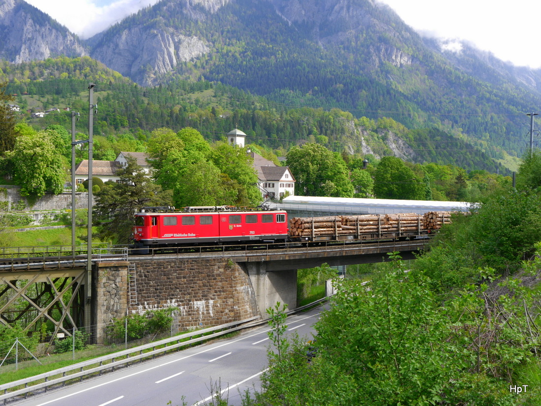 RhB - Ge 6/6 703 vor Güterzug unterwegs bei Reichenau-Tamins am 07.05.2015