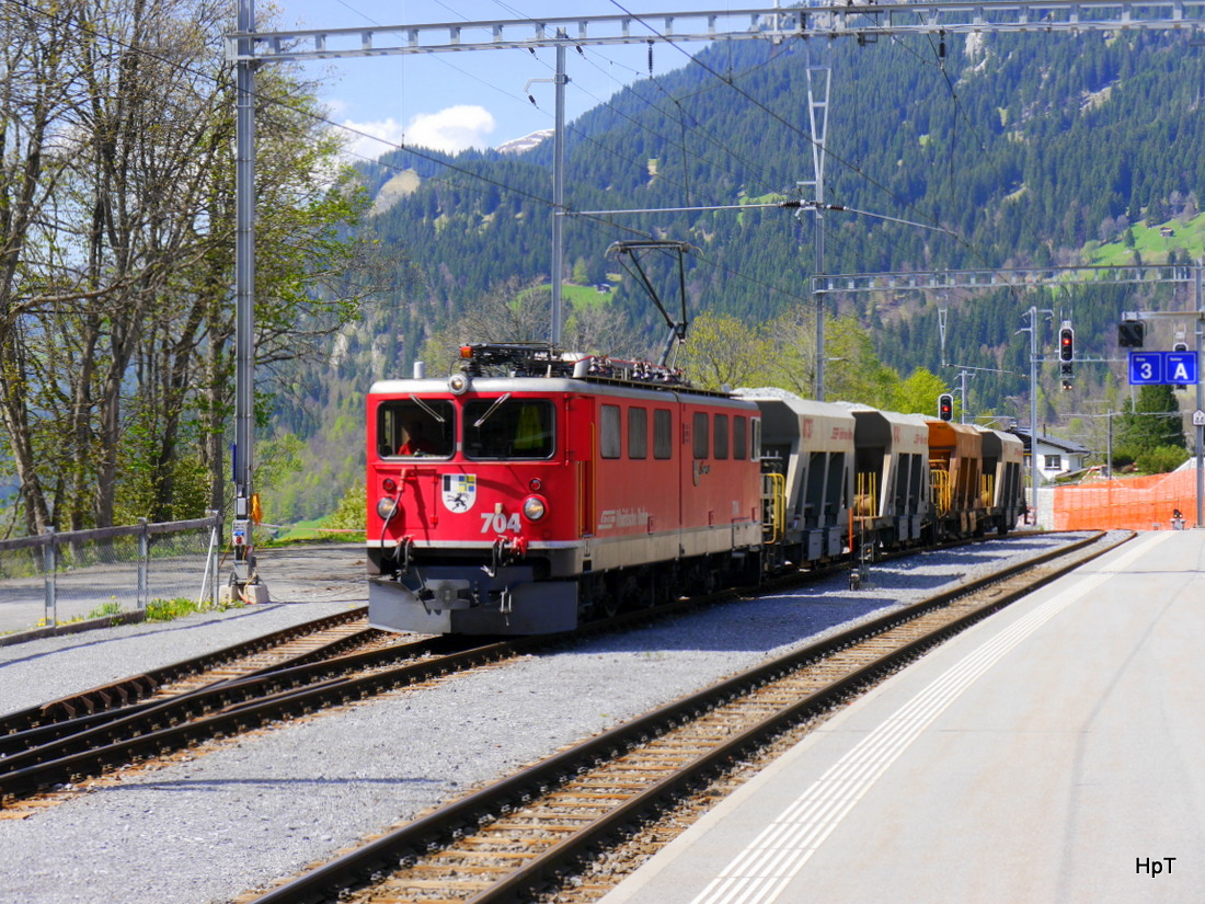 RhB - Ge 6/6  704 mit Güterzug in Klosters am 07.05.2015
