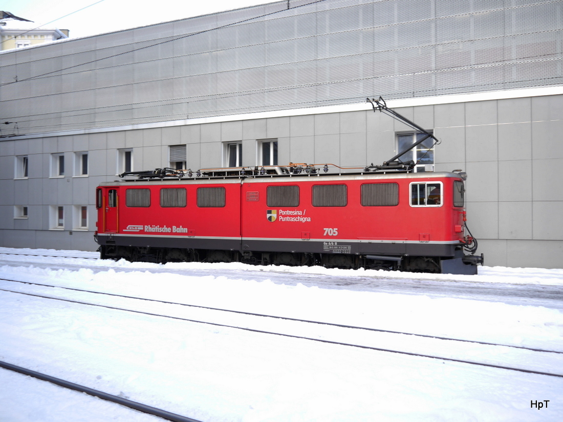 RhB - Ge 6/6  705 bei Rangierfahrt im Bahnhof Chur am 02.01.2015