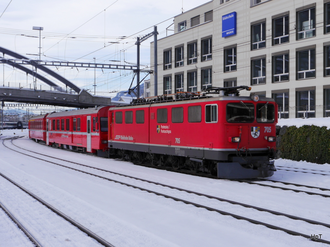 RhB - Ge 6/6  705 bei der einfahrt in den Bahnhof Chur am 02.01.2015