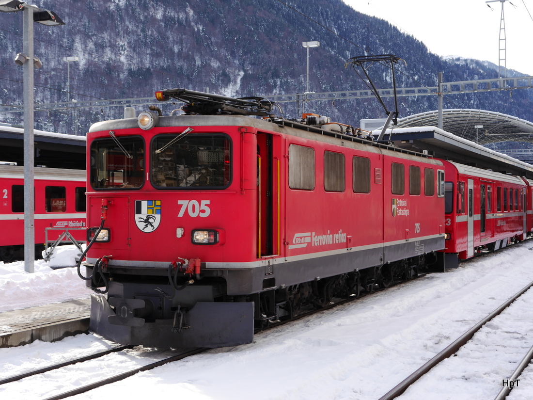 RhB - Ge 6/6 705 im Bahnhof Chur am 02.01.2015