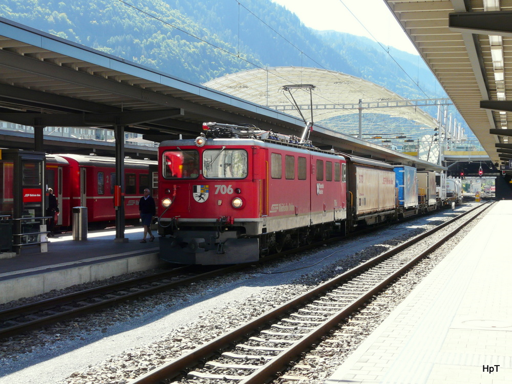 RhB - Ge 6/6 706 vor Gterzug im Bahnhof Chur am 20.09.2013