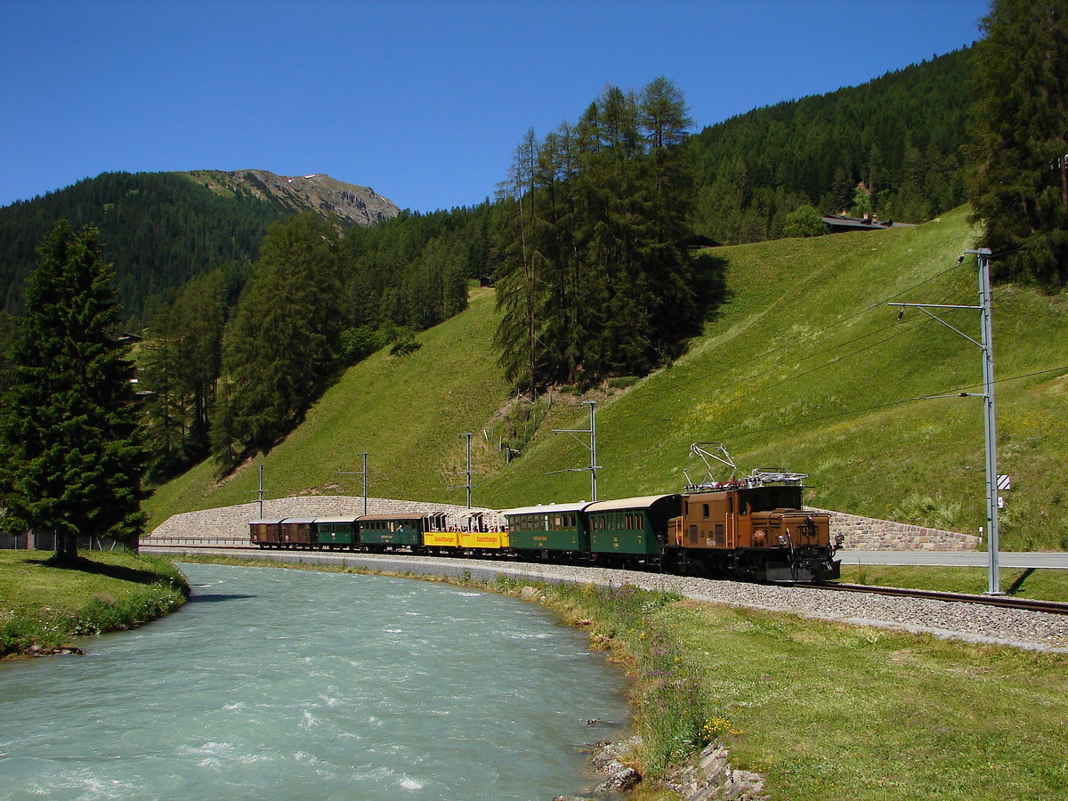 RhB Ge 6/6 I 414 mit einem Nostalgiezug von Filisur in Richtung Davos Platz kurz nach Davos Glaris.
29.06.2019.
