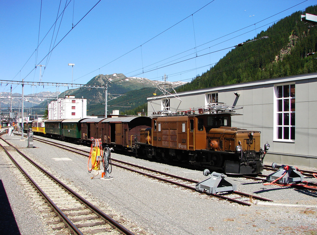 RhB Ge 6/6 I 414 wartet auf dem Nachmittagsfahrt nach Filisur.
Davos Platz, 29.06.2019.