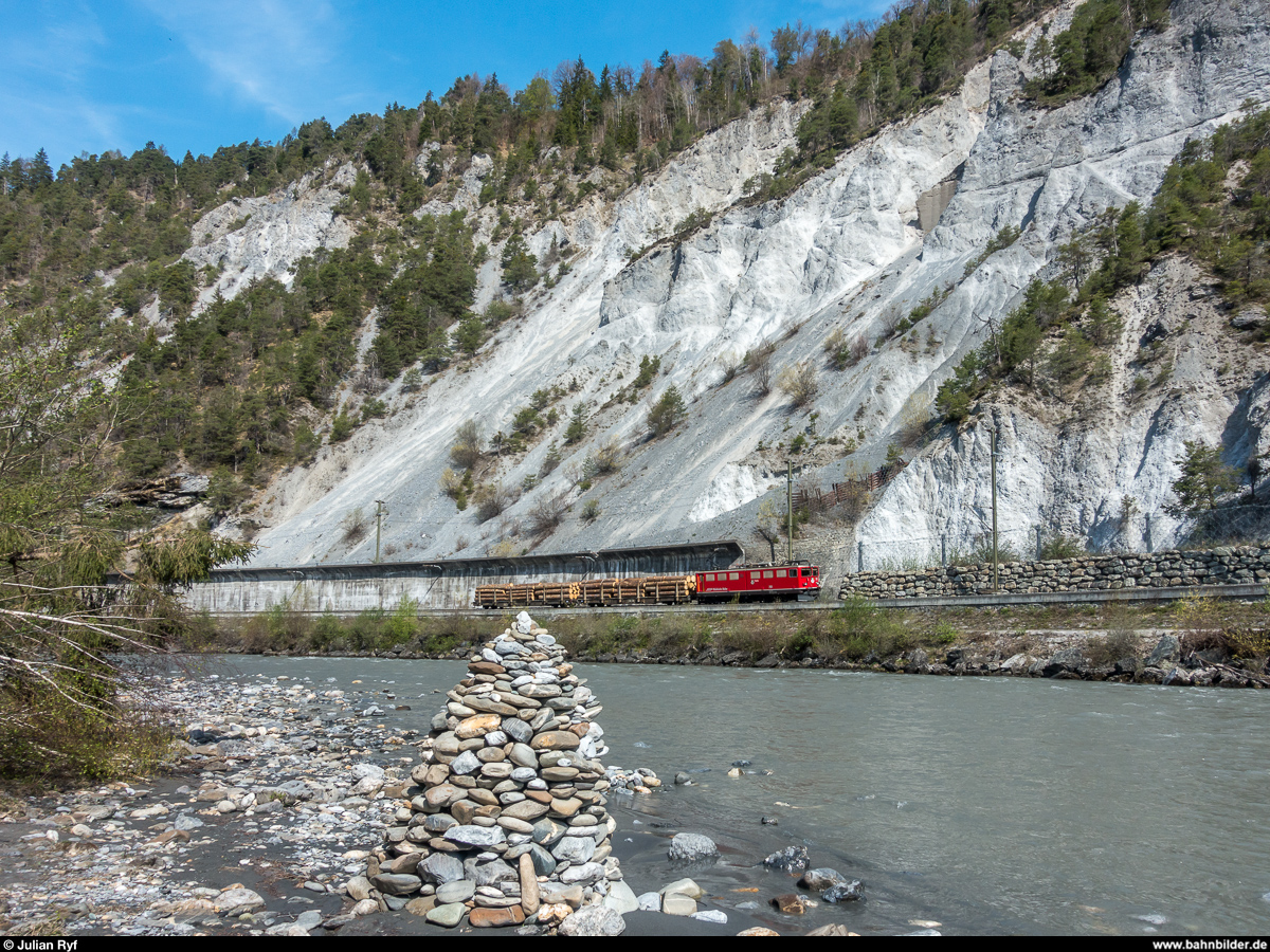 RhB Ge 6/6 II 701 am 20. April 2018 mit einem Holzzug bei Trin.