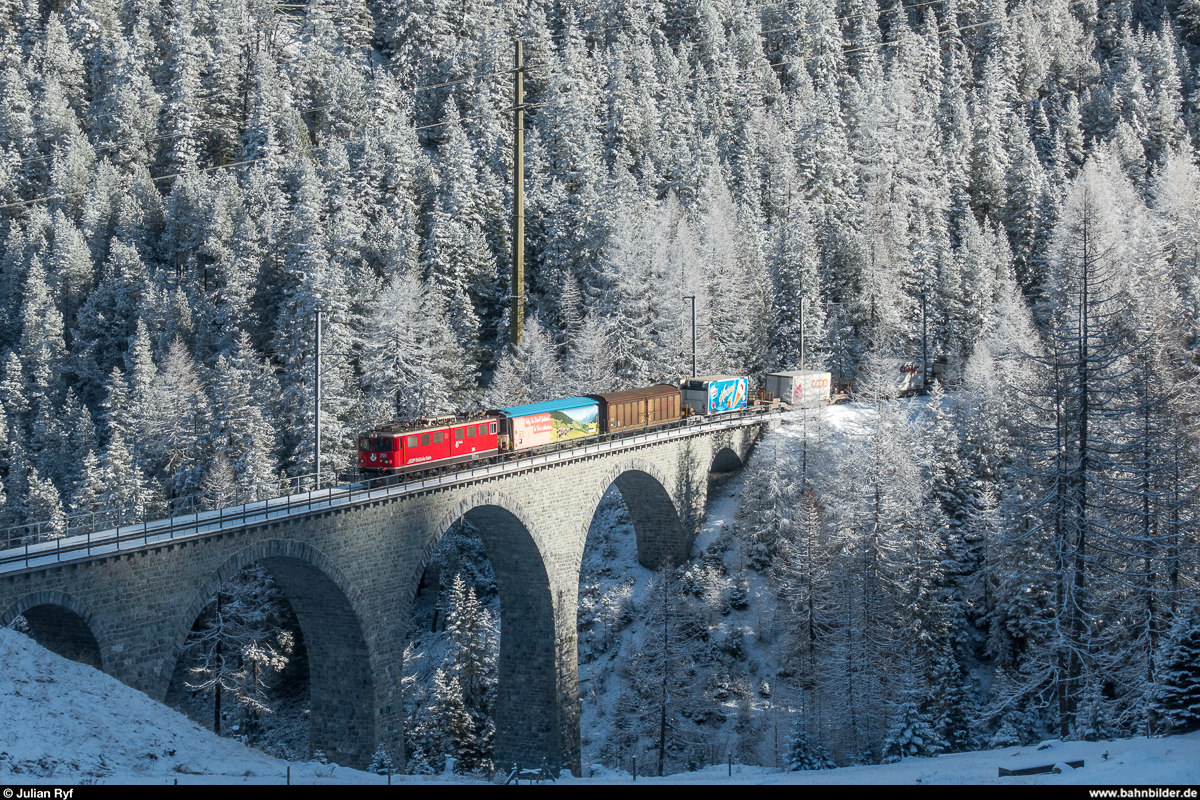 RhB Ge 6/6 II 701  Raetia  am 28. November 2018 mit Güterzug Samedan - Landquart beim Überqueren des Albulaviadukts II.