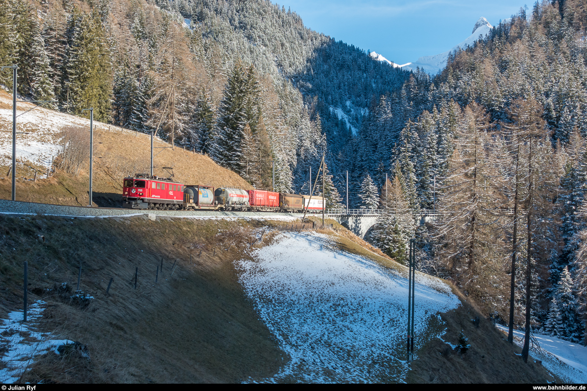 RhB Ge 6/6 II 701  Raetia  am 28. November 2018 mit Güterzug Samedan - Landquart kurz nach dem Überqueren des Val-Tisch-Viadukts oberhalb Bergün.
