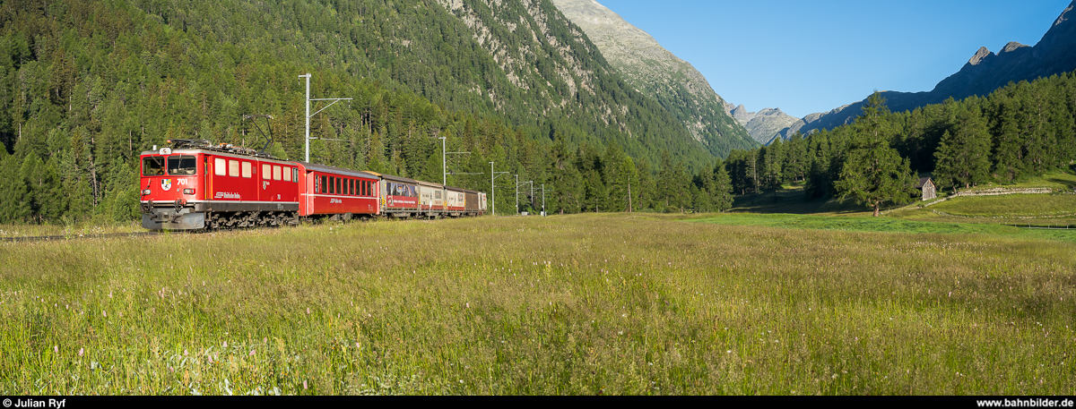 RhB Ge 6/6 II 701 mit GmP Chur - Samedan am 8. Juli 2020 bei Bever.