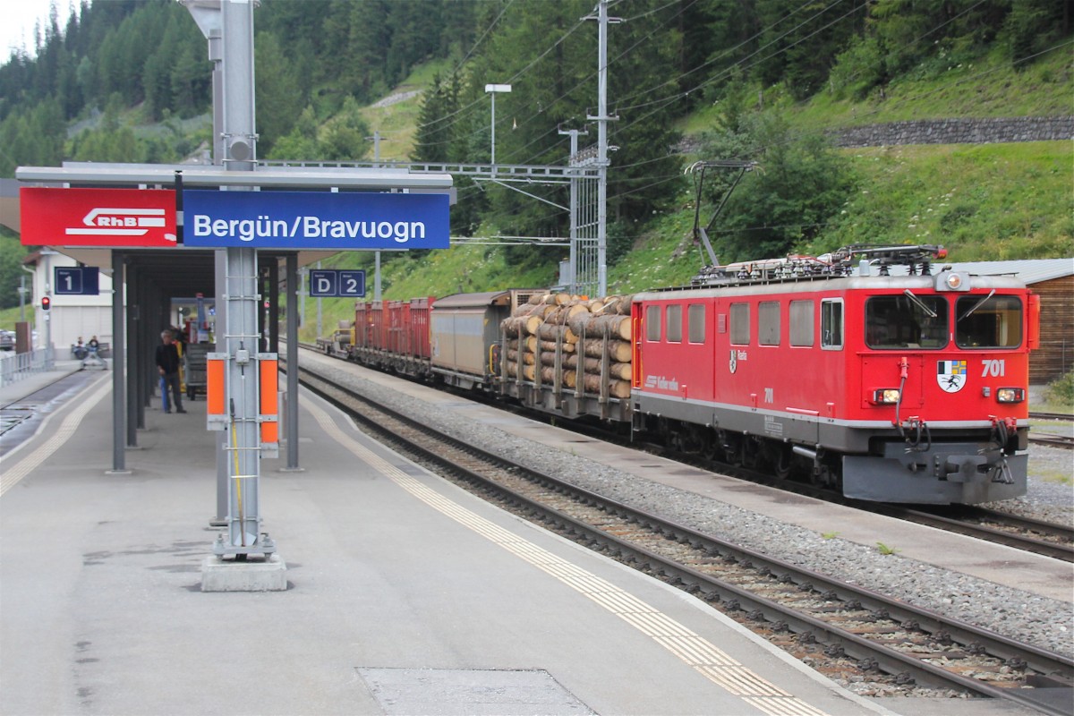RhB Ge 6/6 II 701  Raetia  wartet am 29.7.2014 in Bergn mit einem Gterzug auf die Ausfahrt Richtung St.Moritz