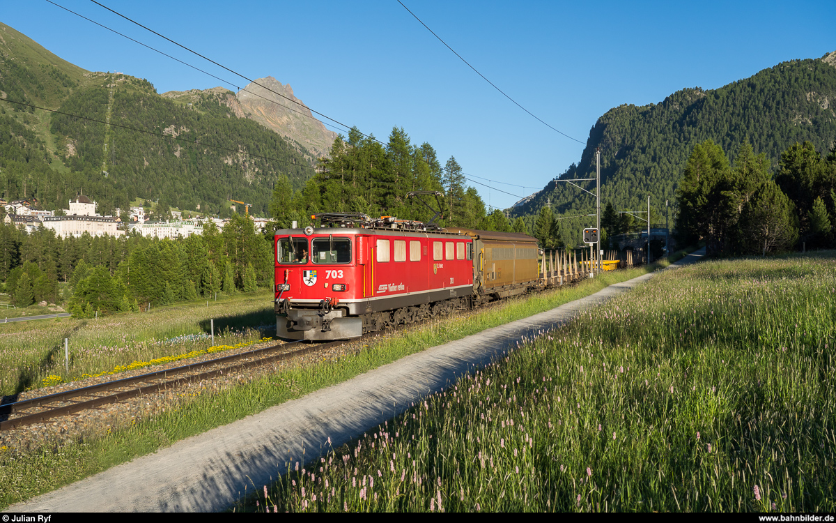 RhB Ge 6/6 II 703 mit Güterzug am 7. Juli 2020 bei Pontresina.
