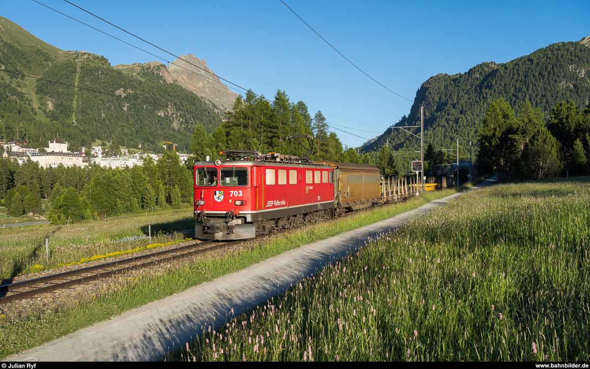 RhB Ge 6/6 II 703 mit Güterzug am 7. Juli 2020 bei Pontresina.
