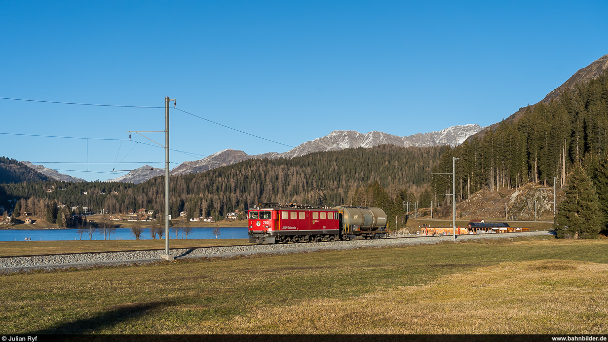 RhB Ge 6/6 II 703 mit Güterzug Landquart - Davos am 26. November 2020 bei Davos Dorf.