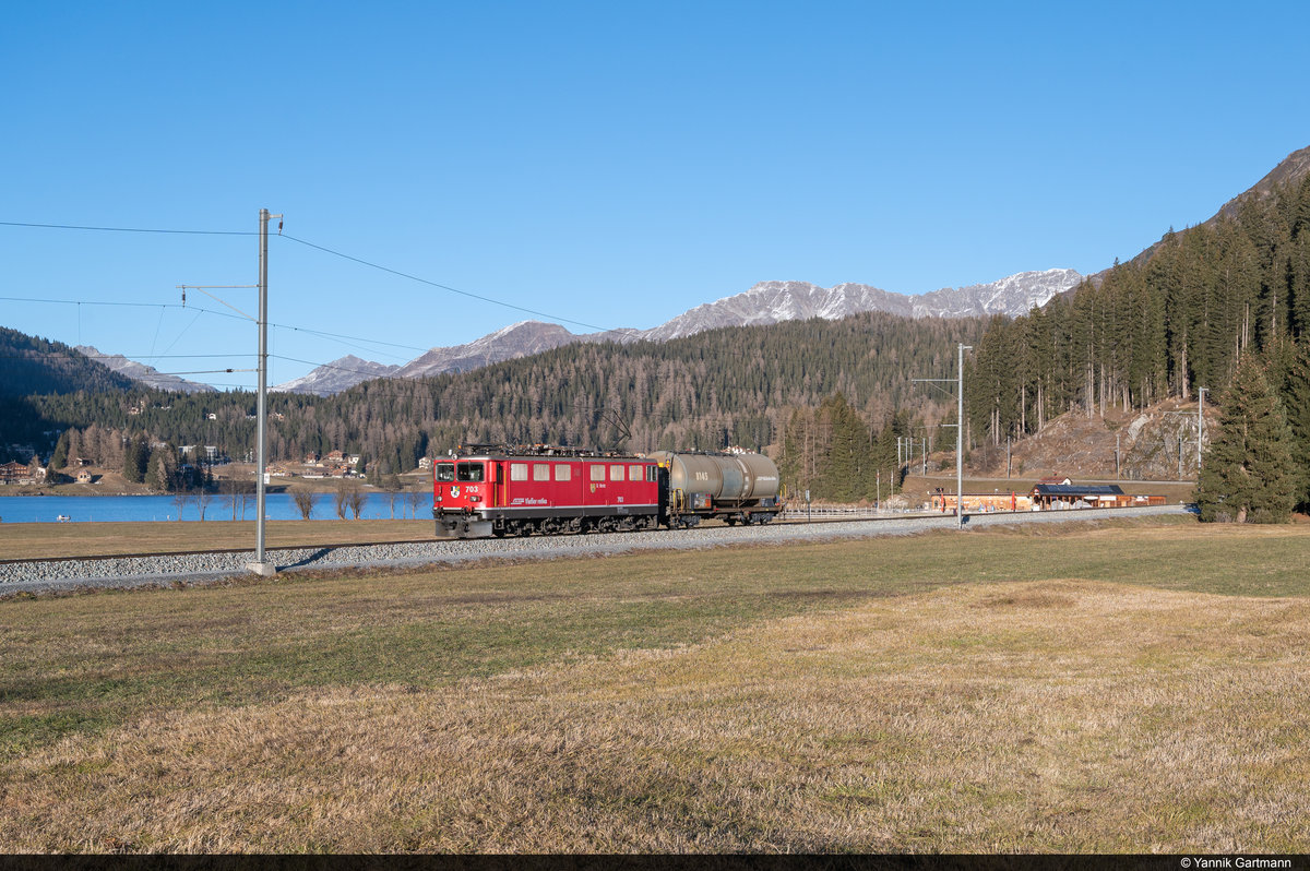 RhB Ge 6/6 II 703  St. Moritz  ist mit dem Güterzug 5047 von Landquart nach Davos unterwegs und konnte hier am 26.11.2020 kurz vor Davos Dorf aufgenommen werden.